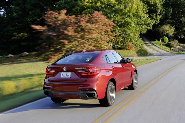 画像: BMW X6はクーペのようなスタイリッシュなリアスタイル。