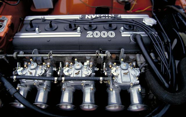 画像: エンジンはS20型でZ432と同じだが、レース用でチューニングが施されることが前提だったためエアクリーナーは取り外されてキャブのファンネルがむき出しだった。スペックそのものは160ps/18.0kgmでZ432と変わらない。