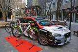 画像: 自転車メーカー、デローサの展示。レヴォーグがイタリア車に見えてくる!?
