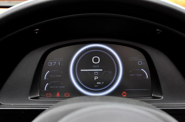 画像: メーター中央のバーグラフがバッテリー残量。その上に速度、下にポジション、両脇にバッテリーやモーターなどの温度を表示。