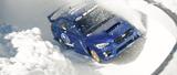 画像: 雪と氷の壁を削りながら疾走するWRX STI。無謀なチャレンジ?