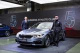 画像: 中田英寿とBMWジャパンのペーター・クロンシュナーブル代表取締役社長。