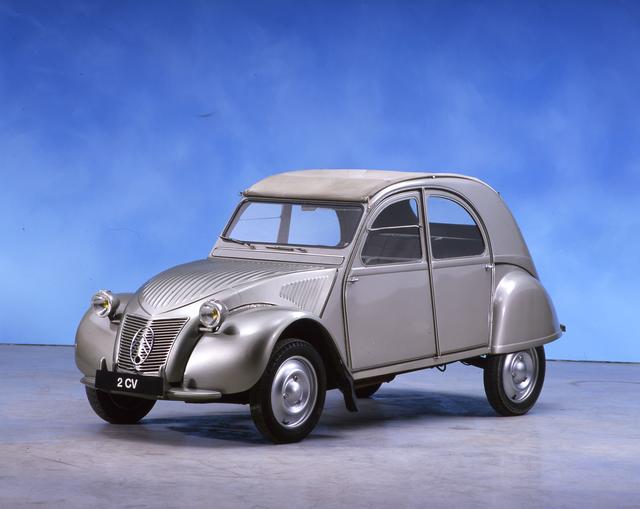 画像: 1948年に登場し、42年間で400万台近く作られた歴史的名車、シトロエン2CV。