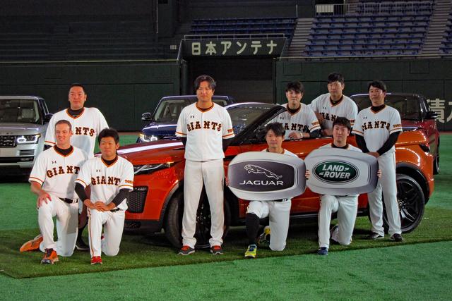 画像: 高橋監督を中心に8名の選手と記念撮影。イヴォーク・コンバーチブルのボンネット上に高橋監督が記念のサインをした。