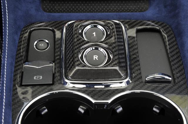 画像: センターコンソールに変速用ボタン(1とR)、アイスモードのスイッチ、パーキングレバーなどが備わる。