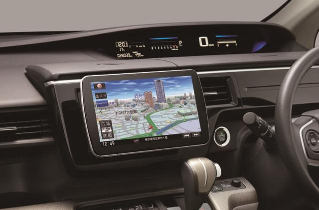 画像: ストラーダ CN-F1D 2DIN本体と9V型大画面を分離したDYNABIGディスプレイが特徴。タブレットのようなデザインも高級感あり。