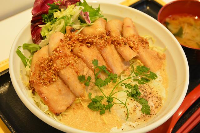 画像: 湾岸幕張PA(下り)「マーガレットポークの豚トロロ丼」