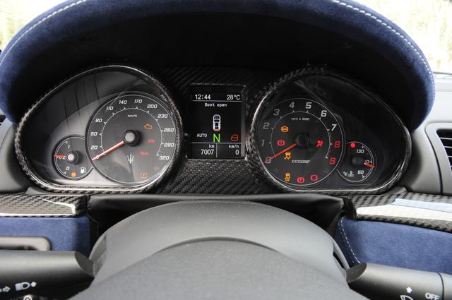 画像: 320km/hスケールの速度計、7500rpmからレッドゾーンの回転計の間にインフォメーションディスプレイ。