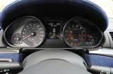 画像: 320km/hスケールの速度計、7500rpmからレッドゾーンの回転計の間にインフォメーションディスプレイ。