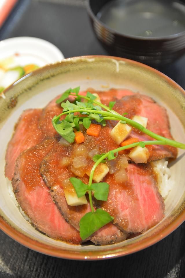 画像: 審査員特別賞、安達太良SA(上り)「ローストビーフの提灯祭り丼」
