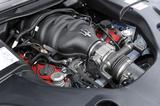 画像: 赤いヘッドカバーの4.7L V8DOHCは460ps/520Nmを発生。組み合わされるミッションは6速AMT。