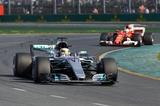 画像: 序盤からルイス・ハミルトン(メルセデスAMG)とセバスチャン・ヴェッテル(フェラーリ)が他を引き離す展開に。