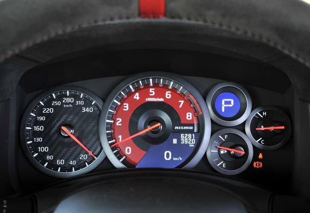 画像: GT-Rニスモのメーター。中央にタコメーター、左にスピードメーターのレイアウト。速度計は340km/hスケールなのがわかる。