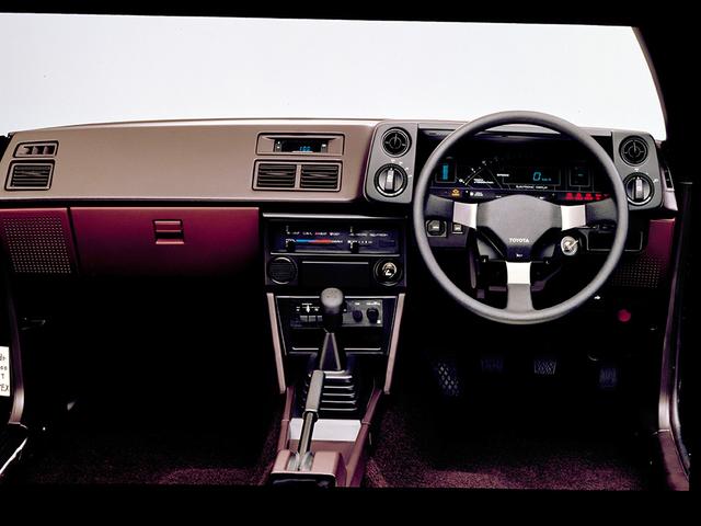 画像: スポーツカーほど低くないドラポジ。最上級グレードのGT APEX(写真)にはデジタルメーターが採用された。