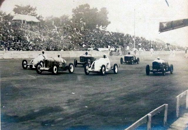 画像: 1936年6月7日、第1回全日本自動車競争大会の1シーン。スタンドの大観衆がスゴい!