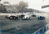 画像: 1936年6月7日、第1回全日本自動車競争大会の1シーン。スタンドの大観衆がスゴい!