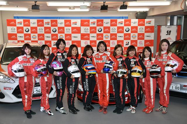 画像: 井原慶子さん(写真の右から5人目)と、9名の女性ドライバー。