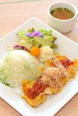 画像: 静岡の食材をイタリア料理のピカタでいただく「牧之原プレート 彩」(1280円)。