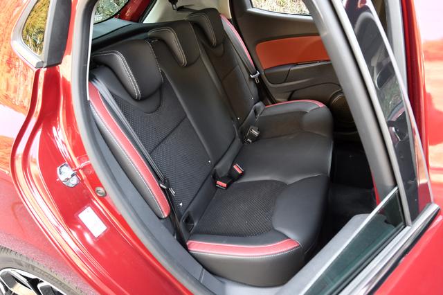 画像: リアシート。乗車定員は5名。