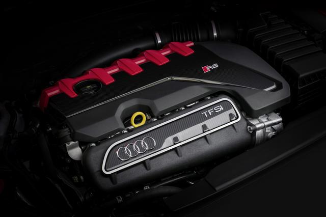 画像: 新開発の2.5 TFSIは、全長50cmに満たない非常にコンパクトな設計で、従来型と比べて26kgも重量が軽い。パワー/トルクは400ps/480Nm!!
