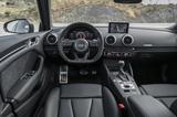 画像: RS3セダンのインテリア。標準装備のアダプティブクルーズコントロールの付属機能である「トラフィックジャムアシスト」は、5km/h以下で混雑した高速道路などを走っている場合、アクセルとブレーキだけでなく、短期間であればステアリング操作まで行うシステム。「ステージ2」のパイロットドライブ機構であり、将来の完全な自動運転につながるテクノロジーとして注目だ。