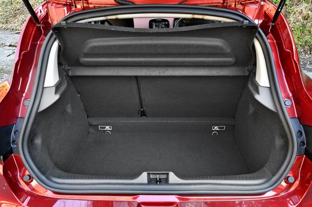 画像: 荷室はVDA式で300L。このクラスとしては広い。さすが、ヨーロッパNo1Bセグメントだけのことはあり、実用性に優れている。