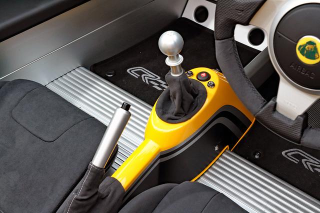 画像: 6速MTのタッチは小気味良い。シフトノブはアルミ製。シフトやパーキングブレーキのブーツは革製。
