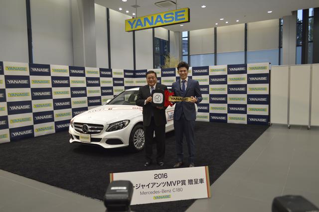 画像: リーグ優勝チームのMVP選手にはメルセデス・ベンツEクラスを贈呈!