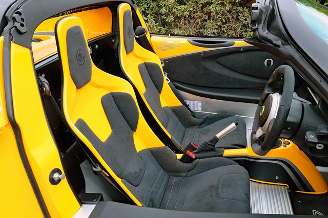 画像: 軽量バケットシートはCRの専用アイテム。標準モデルはクロス地のスポーツシートとなる。