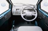 画像: トランスミッションは全グレード4速MT。オートマはなかった。