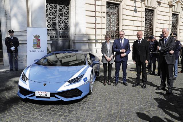 画像: ローマで行われた納車式。ランボルギーニのドメニカリCEOから内務大臣にキーが渡された。
