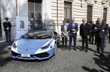 画像: ローマで行われた納車式。ランボルギーニのドメニカリCEOから内務大臣にキーが渡された。