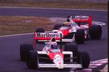画像: 1989年F1第15戦日本GP。マクラーレンホンダMP4/5を駆るA.プロストとA.セナは、残り6周となった47周目にカシオトライアングル(シケイン)で接触。プロストはリタイヤ、セナはコース復帰しトップでチェッカーを受けたが失格。プロストの年間王者が確定した(写真は前がプロスト、後ろがセナ)。