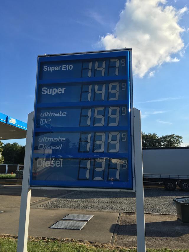 画像: ドイツのSS(ガソリンスタンド)。価格を示す看板も、このように5種類を表示している。