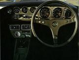 画像: GT内装。3本スポークの本革巻きステアリングがスポーティ。