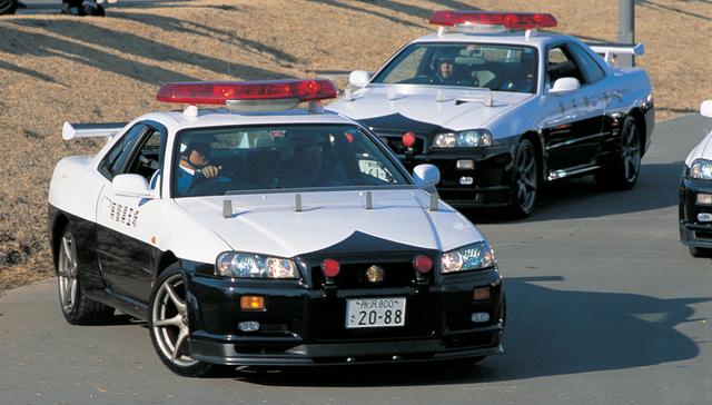 画像: 導入時期によって前期型と後期型が存在した。写真前が前期型で、後ろが後期型。ボンネットのエアスクープの有無やウインカーレンズのカラーが外観上の識別ポイント。