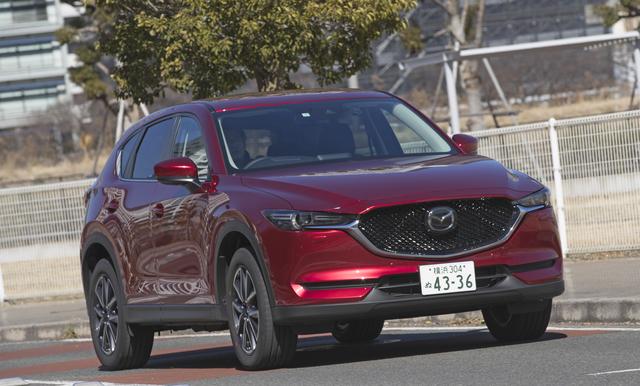 画像: CX-5では講師の運転によりコースのどこを走ると良いのか、ライン取りを学べる「サーキットガイドクルーズ」を実施。