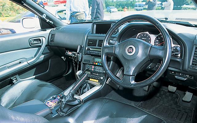 画像: 前期型のインパネ。純正オーディオは一番下に移動し、本来の位置にはストップメーターとサイレンアンプが収められている。