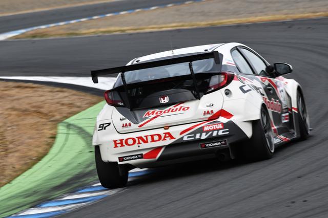 画像: ついにクラストップに立ち、後続との差を広げる97号車