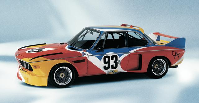 画像: アレクサンダー・カルダーが1975年にペイントした「BMW 3.0CSL」。これがサーキットを疾走したのかと思うと、ワクワクしてくる。