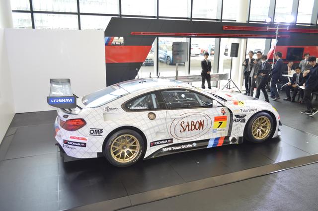 画像: 2017年シーズンを戦うマシンは、昨年に引き続き「BMW M6 GT3」だ。ダブルスポンサー体制ということで、ボディ右側を見ると「SABON」仕様となっているが…