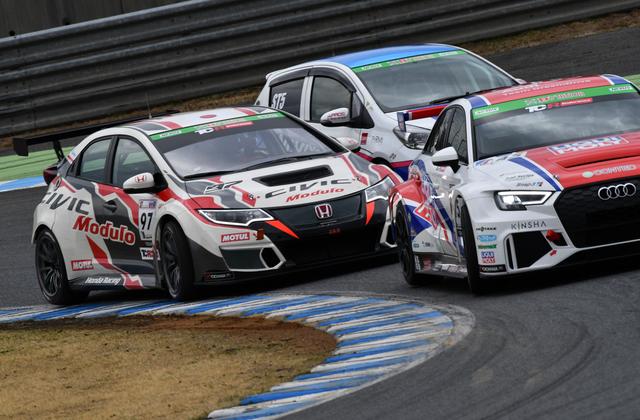 画像: 97号車が前を行く45号車LIQUI MOLY RS3 LMS を激しく追い立てる