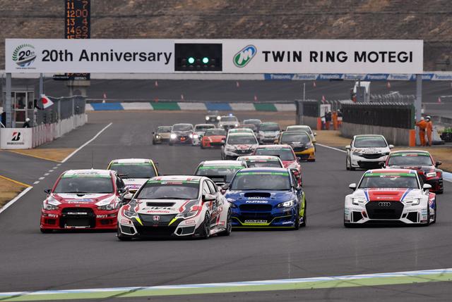 画像: 上位クラスのST-1が先行後、好スタートの98号車だが、ジャンプスタートでペナルティの判定