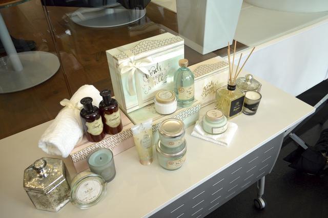画像: 「SABON(サボン)」はイスラエル発のお肌ケアのプレミアムブランドだ。ほかにも高級アイテムを扱うショップや男性ファッション誌など、さまざまなスポンサーのステッカーが、新カラーリングのボディ各所に貼られていた。