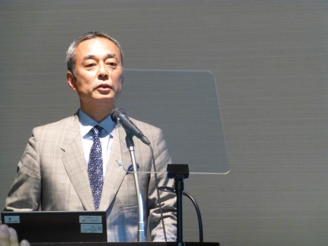 画像: 住友ゴム工業執行役員 材料開発本部長 村岡清繁氏が説明した。