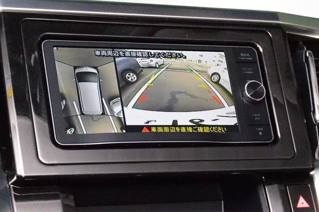 画像: 市販カーナビのバックカメラ画面を2分割し、 俯瞰映像とバックカメラ映像を映す