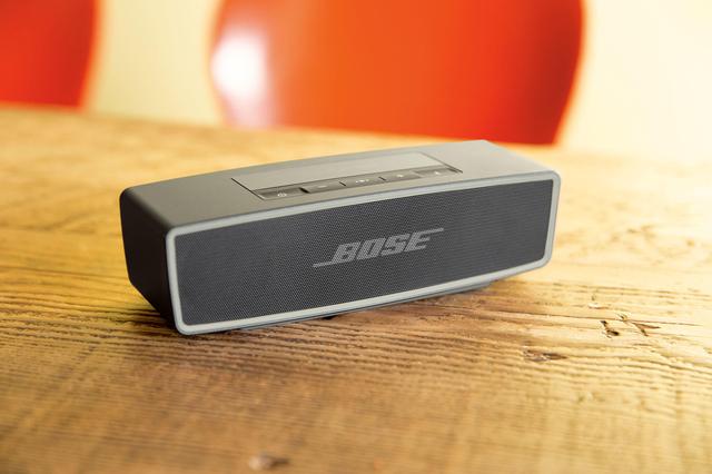 画像: Bose SoundLink Mini Bluetooth speaker II 本体サイズは高さ5.1cm×幅18cm×奥行き5.9cmという、ちょっと大きめの手のひらにフィットするサイズ。重量はわずか670gなのに、「深みのあるドラマチックな低音を届け」(リリースまま)てくれるのだそう。シンプルなスタイルも、ソソられる。