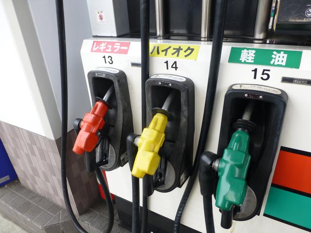 画像: ハイオクガソリンのノズルは「黄」と法令で決められている。