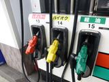 画像: ハイオクガソリンのノズルは「黄」と法令で決められている。