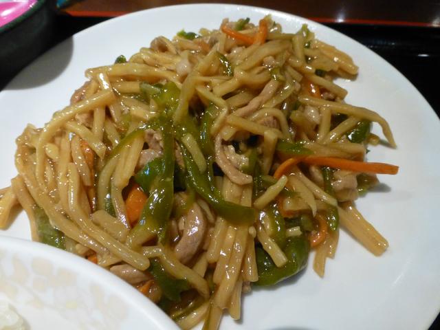 画像: 日替わり定食A:青椒肉絲定食550円。